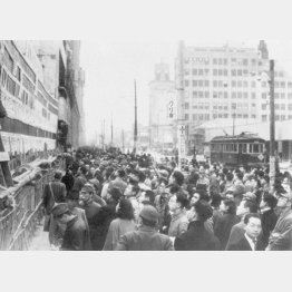 第22回衆議院議員総選挙で開票速報を見る都民（1946年4月11日、東京・銀座）／（Ｃ）共同通信社