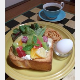 コーヒー+500円でフルーツたっぷりのトーストが味わえる（Ｃ）日刊ゲンダイ