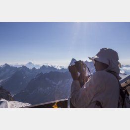 アルプスの最高峰・モンブランを訪れ、撮影する竹下社長（提供写真）