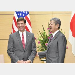 会談前に談笑するエスパー米国防長官（左）と岩屋防衛相（Ｃ）共同通信社