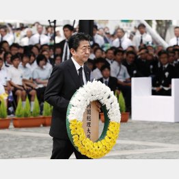 長崎原爆犠牲者慰霊平和祈念式典で献花する安倍首相（Ｃ）共同通信社