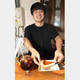 自慢のチーズケーキとコーヒーはセットで８００円（Ｃ）日刊ゲンダイ