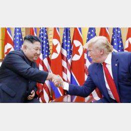 握手する金正恩朝鮮労働党委員長（左）とトランプ米大統領（Ｃ）聯合＝共同