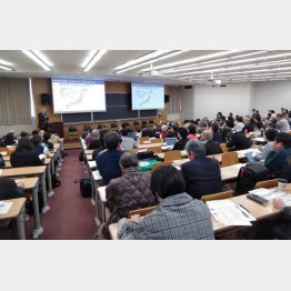 千葉商科大学の公開セミナーにはシニアの参加者も多く訪れた（提供写真）