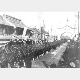 日本橋通りを行進する日露戦争凱旋部隊（１９０６年２月）／（Ｃ）共同通信社