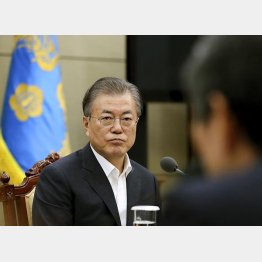 ＧＳＯＭＩＡに関する報告を受ける文在寅大統領（韓国大統領府提供・共同）