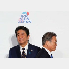Ｇ２０大阪サミットで握手した後、すれ違う韓国の文在寅大統領（右）と安倍首相（Ｃ）ロイター