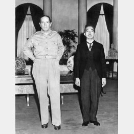 記念撮影する昭和天皇とマッカーサー（１９４５年９月）／（Ｃ）共同通信社