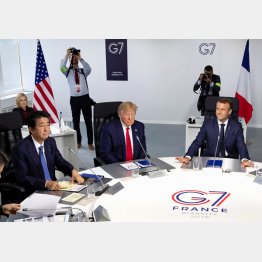 （左から）仏G７サミットでの安倍首相、トランプ米大統領、マクロン仏大統領（Ｃ）ロイター