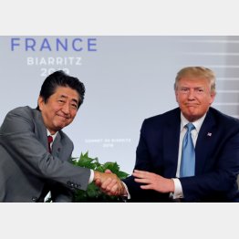 日米貿易交渉が大枠合意しランプ米大統領と握手する安倍首相（Ｃ）ロイター