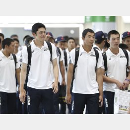 搭乗便が到着せず韓国に延泊することになったＵ１８代表（手前左は佐々木、右は奥川）／（Ｃ）共同通信社