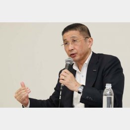 9日夜、辞任を決め、会見する日産自動車の西川広人社長兼CEO（Ｃ）日刊ゲンダイ