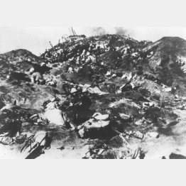 硫黄島に上陸、日本軍と一進一退の激戦を繰り広げる米軍上陸部隊（１９４５年２月１９日＝米軍提供）／（Ｃ）共同通信社