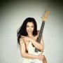 原田徳子さん ギターを抱いたグラビアは女性から高い支持