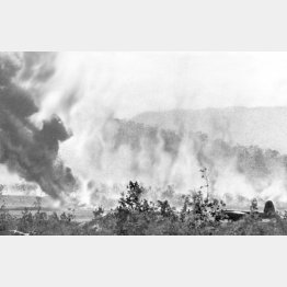 日本軍がニューギニア島ポートモレスビーを奇襲し、米軍機１機が炎上した。右下のＢ２６マローダー爆撃機は難を逃れた（１９４２年９月）／（Ｃ）共同通信社