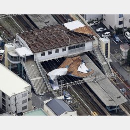 台風１５号の影響で、屋根が吹き飛んだＪＲ東千葉駅（Ｃ）共同通信社