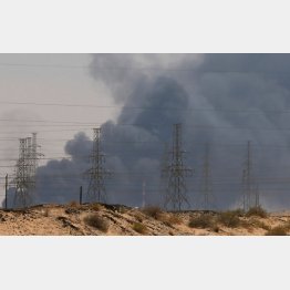 ドローンの攻撃で炎上し、黒煙を上げるサウジ・アラムコの石油施設（サウジアラビア・リヤド郊外）／（Ｃ）ロイター