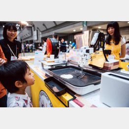 朝食ロボットに子供たちも興味津々（提供）オライリー