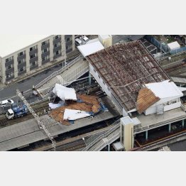 台風15号で屋根が吹き飛んだJR東千葉駅（Ｃ）共同通信社