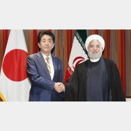 会談前にイランのロウハニ大統領（右）と握手する安倍首相（24日、ニューヨーク）／（Ｃ）共同通信社