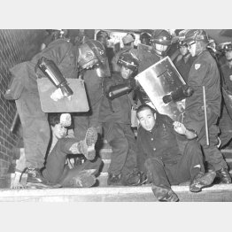 60年代はケンカや暴動はある意味娯楽だった（新宿騒乱事件、騒乱罪が適用され逮捕される人たち、1968年＝昭和43年10月）／（Ｃ）共同通信社