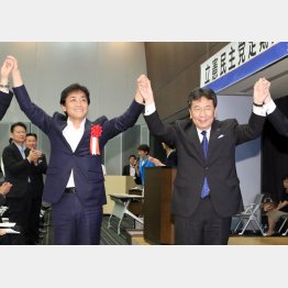 互いに手を取り合い高く揚げる枝野同党代表（右）と玉城雄国民民主党代表（9月30日、立憲民主党党大会で）／（Ｃ）日刊ゲンダイ