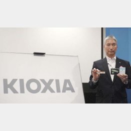 キオクシアホールディングスのロゴマークを発表する東芝メモリの佐野常務執行役員（Ｃ）共同通信社