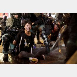 7日、香港・旺角で、デモ参加者を拘束する警察官ら（Ｃ）ロイター