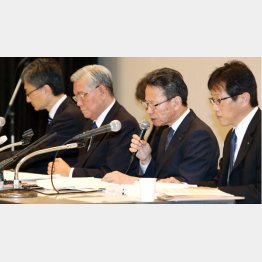 早く第三者委をつくるべき（関電の謝罪会見で説明する岩根社長と八木会長＝左2、ら）／（Ｃ）日刊ゲンダイ