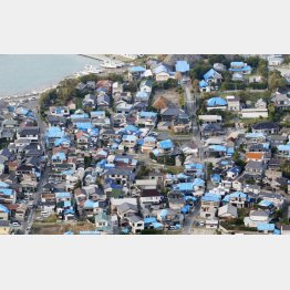 台風１５号の被害で屋根がブルーシートに覆われた千葉県鋸南町の家々（Ｃ）共同通信社