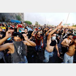 失業、乏しい公共サービス、政府の在り方に対して反スローガンを叫びながらデモをする若者たち（イラク、バグダット）／（Ｃ）ロイター
