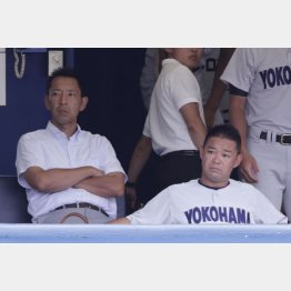 横浜の平田前監督（右）と金子前部長（Ｃ）日刊ゲンダイ