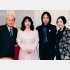 平山泰代・仲人でもある俳優の長門裕之＆南田洋子ご夫妻と。紙ふうせんの2人の銀婚式に（提供写真）