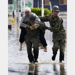 台風19号でも自衛隊が活躍（阿武隈川が氾濫した福島県本宮市で自衛隊員に救出されるお年寄り）／（Ｃ）共同通信社