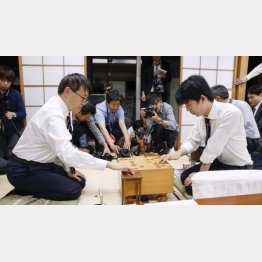 第69期王将戦の挑戦者決定リーグで羽生善治九段（左）と対局する藤井聡太七段（Ｃ）共同通信社