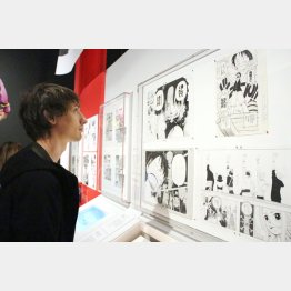 あの大英博物館で「漫画展」を開催（展示された原画を見る来場者）／（Ｃ）共同通信社