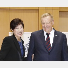 笑顔の裏に…（小池都知事㊧とコーツ委員長）／（Ｃ）共同通信社