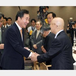 韓国の李洛淵首相（左）を熱烈歓迎する経団連の中西宏明会長（代表撮影）