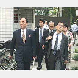 大阪地裁へ入る籠池夫妻と弁護団（提供写真）