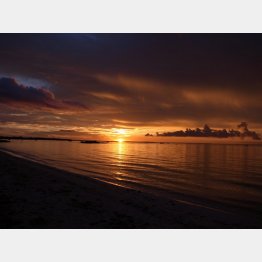 沖縄県「佐和田の浜」の夕日（提供写真）