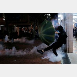 警察隊から催涙弾を発砲される反政府デモ参加者（Ｃ）ロイター