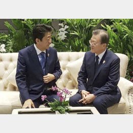 バンコク郊外で歓談する安倍首相（左）と韓国の文在寅大統領（韓国大統領府提供・聯合＝共同）