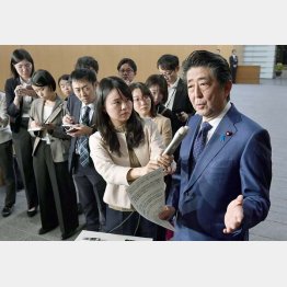 安倍首相の説明はウソばかり（Ｃ）共同通信社