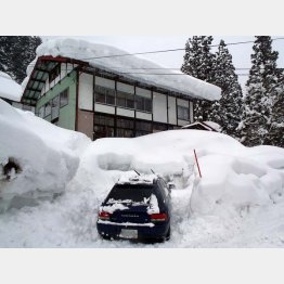 2時間かけてようやく雪から掘り出した筆者の愛車（提供写真）