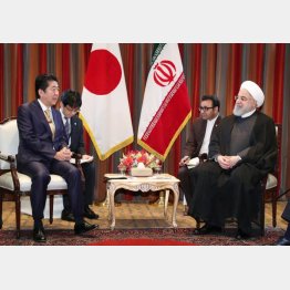 イランのロウハニ大統領（右）と会談する安倍首相（代表撮影・共同通信社）