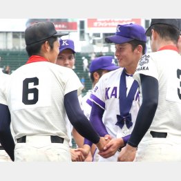 18年夏の甲子園大会決勝後、握手を交わす吉田（右）と根尾（Ｃ）日刊ゲンダイ