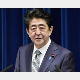 自己弁護ばかり(9日、会見に臨む安倍首相)/(C)共同通信社