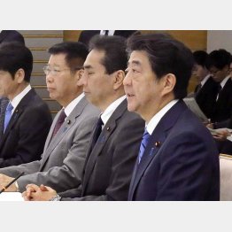 報じられるのは“やってる感”たっぷりのシーンだけ(「農林水産業・地域の活力創造本部」の会合であいさつする安倍首相=右、11日)/(C)共同通信社