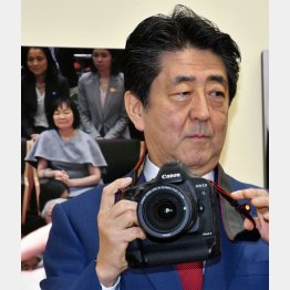 「報道写真展」では昭恵夫人のパネルの前で撮影ごっこ（Ｃ）日刊ゲンダイ