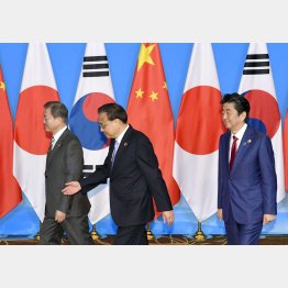 日中韓の会談も不発（左から、韓国の文在寅大統領、中国の李克強首相、安倍首相）／（Ｃ）共同通信社